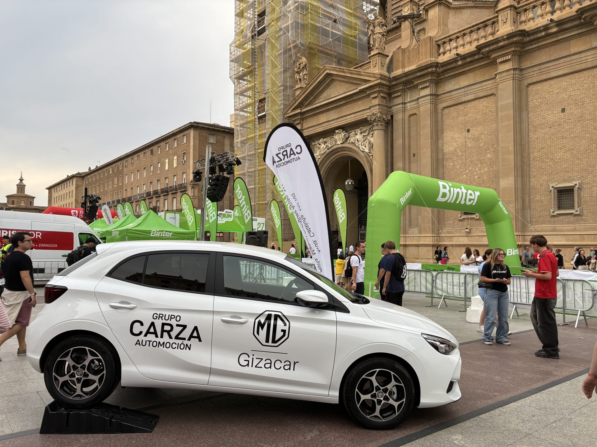 La noche zaragozana brillará con más fuerza el próximo 27 de septiembre, cuando la Binter NightRun 2025 transforme la Plaza del Pilar en un punto de encuentro único para miles de corredores y amantes del deporte. Este año, MG Gizacar se suma como patrocinador oficial, reforzando su compromiso con la movilidad sostenible y con los grandes eventos de nuestra ciudad.